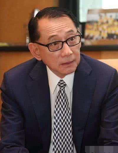 父亲一夜欠下百亿，弟弟被人瞧不起，她靠自己为父亲赚得千亿
