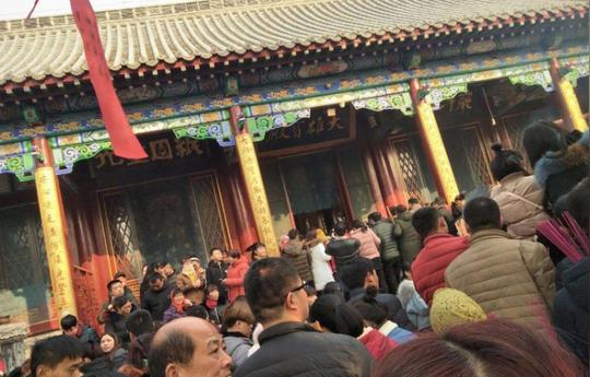 聊城古运河河畔的清代寺庙，因财神文化闻名，是华北五大寺院之一