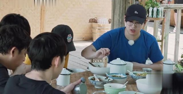 婴儿吃奶笑是吃饱了吗 婴儿吃奶笑是吃饱了吗