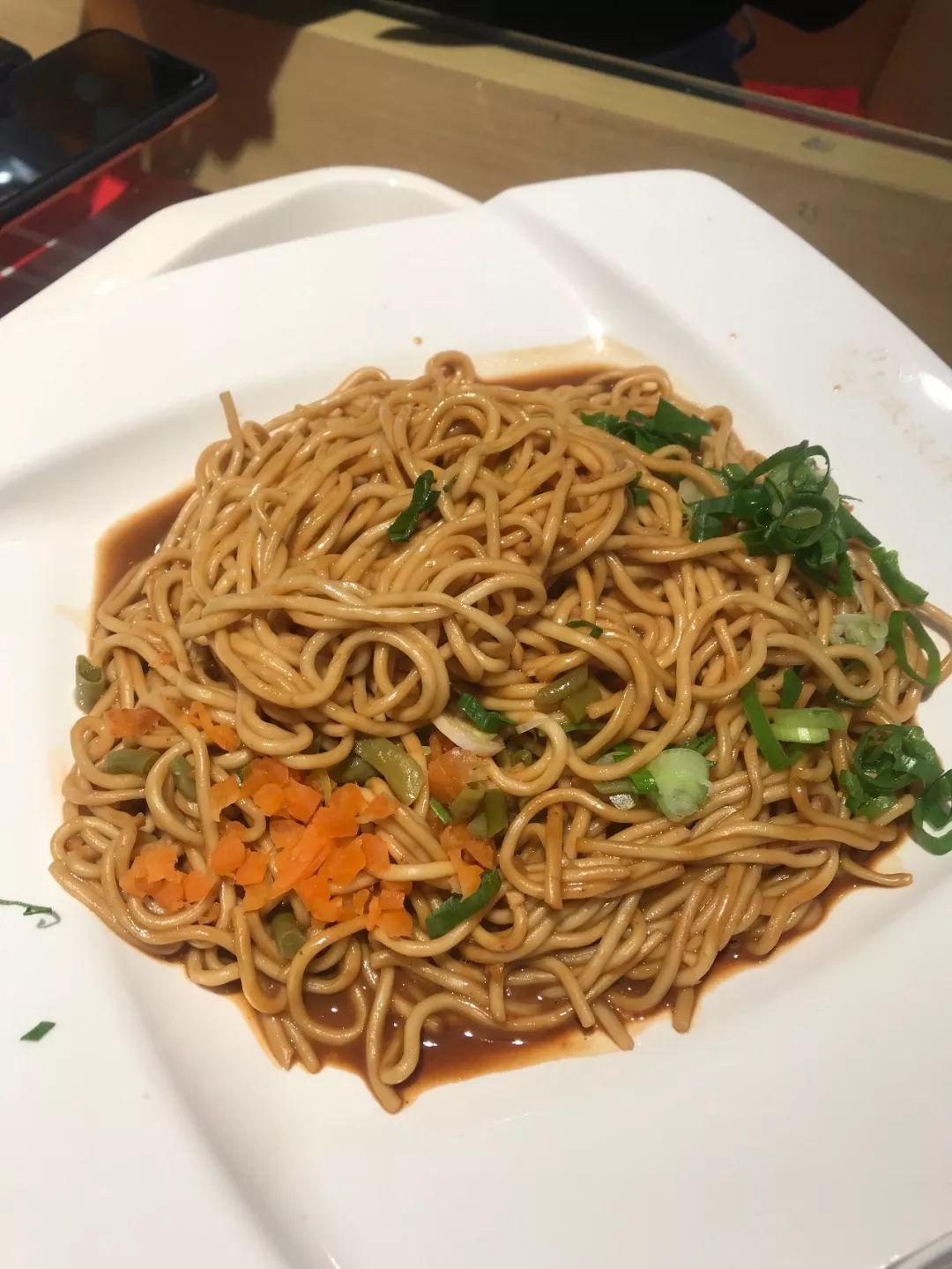 美食城里做什么小吃（90后创业是先开店还是先从美食城类的小档口开始）
