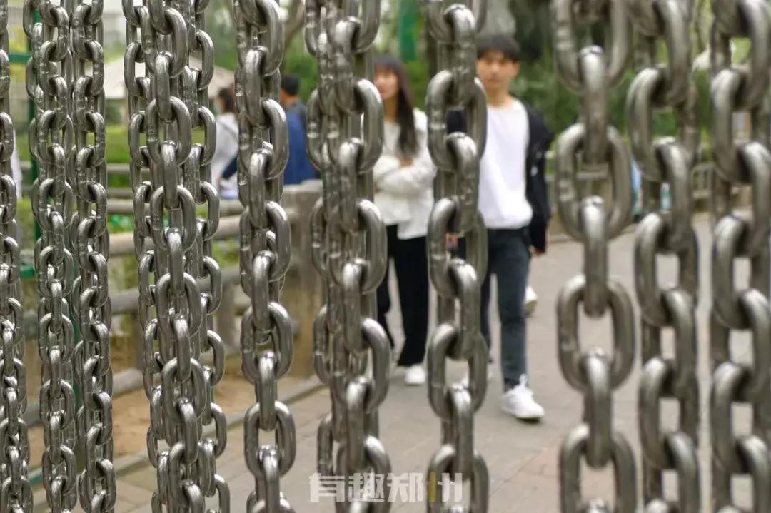 郑州市动物园鸟语林阳光板起火，未造成人员动物伤亡