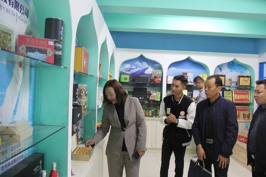 青海省供销社监事会主任邢永良一行赴天峻县科技创业园调研考察