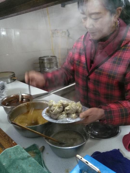 四个人合伙租下一间门面，资源搭配卖早餐，生意火爆！