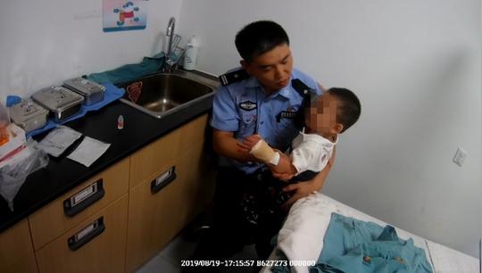 揪心！1岁多幼儿手臂被门夹伤鲜血直流在医院里抱着民警哭喊“爸爸”