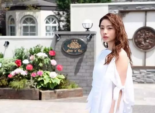 小个子石原里美新剧造型美翻了！初秋轻熟风穿搭显高又气质