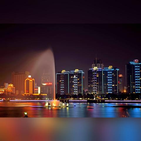 徐州在河南山东江苏安徽四省交界处的历史名城，我想问徐州人在民俗方言上更接近哪个省？