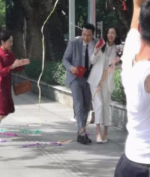 街边偶遇刘恺威陈都灵，两人手中红本太抢眼，伦理剧都不敢这么拍