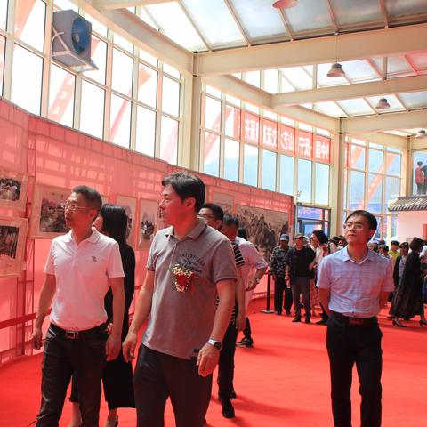 南山艺术学校是公办的吗？