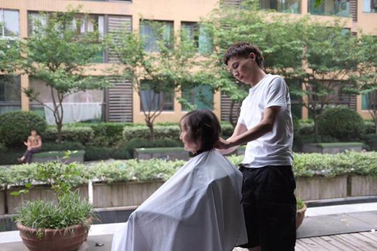 8年为老人免费理发，这位托尼小哥加入公益小店联盟，爱心路上不孤独