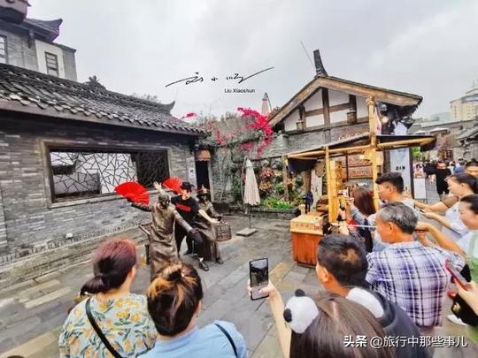 成都宽窄巷子里的街头艺人太赚钱！几分钟能赚几百块，游客：羡慕