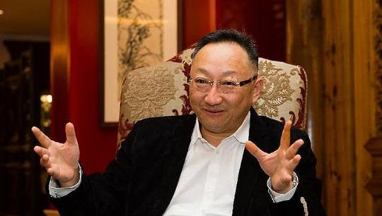 偷偷辞掉公务员下海创业，靠卖电脑配件发家年入几十亿，生活奢靡红酒只喝拉菲