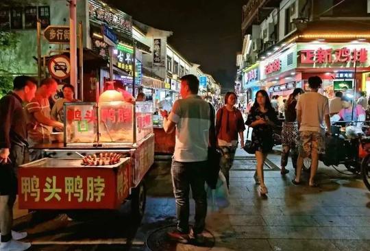地摊经济，众人摆摊，创业潮流，真的是钱多速来吗？