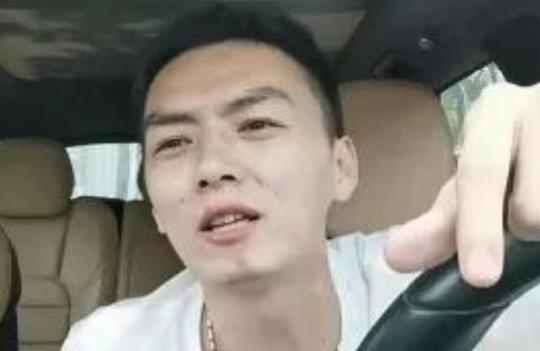 主播直播摆摊被驱逐，和保安发生冲突，不允许卖就直接送