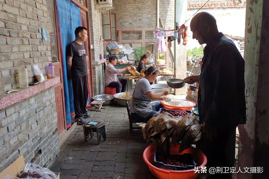 陕西美女在山西小镇做美食，生意红火，10年不回家过年