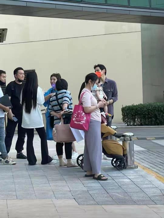 郭碧婷首带女儿走机场！为躲避镜头狼狈奔跑，身材肥胖女神变路人