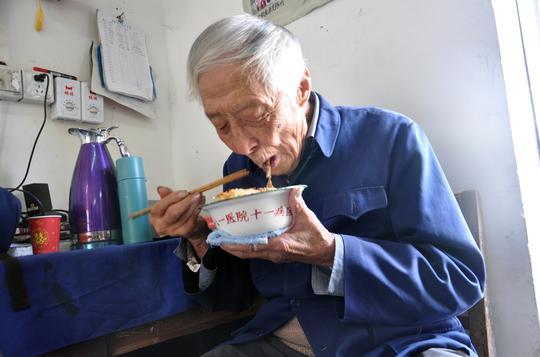 92岁教师免费为农村娃补课，却遭到辱骂抢生意，笑脸回应莫问前程