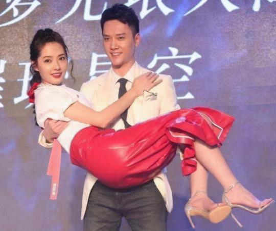 影视剧中的“公主抱”很轻松？看完这些照片，你可能不会这么想了