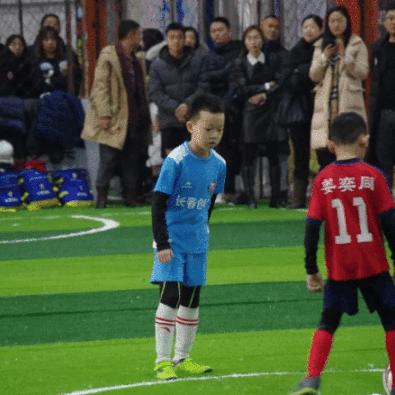 踢足球的人怎么