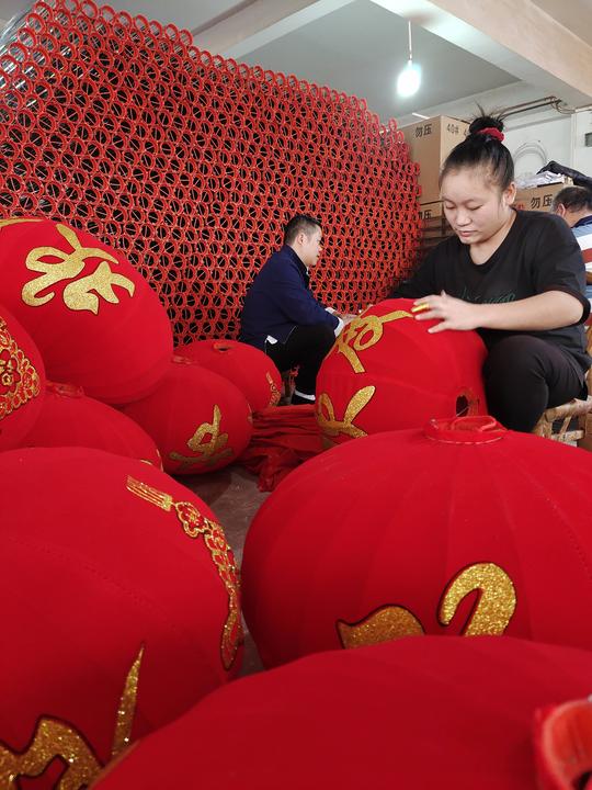 3个人凑35万创业卖灯笼，仓库花了18万，年前目标100万