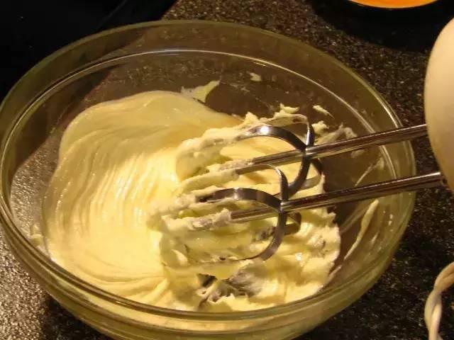 怎么用奶油打发蛋白(淡奶油要打发多久中性发泡)