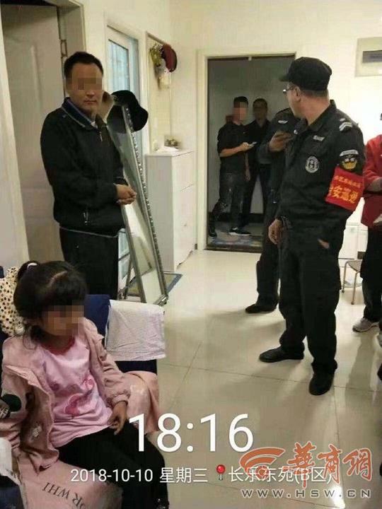 惊险！西安一女童被困19楼阳台外小区住户和保安合力营救