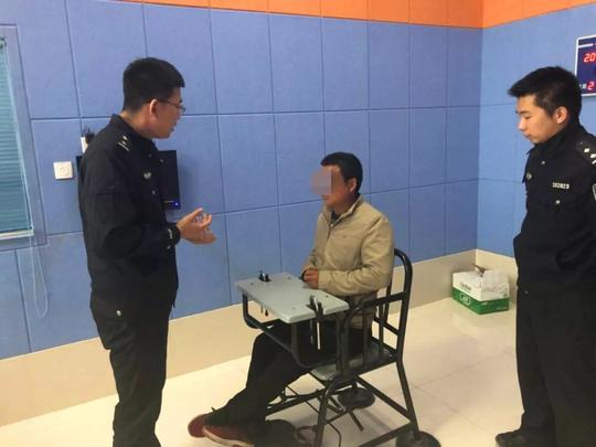 抓得好！两男子用两把沙子造成损失100000+