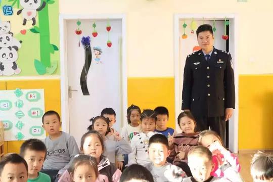 公安民警进校园，除恶知识记心间