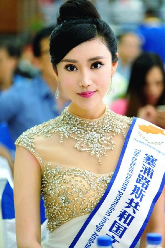 重庆妹儿带领创业团队亮相美国时代广场第一屏曾获世界旅游小姐亚军