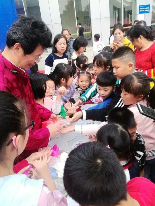 50强公益项目在“出彩青春”公益集市亮相，快来看看你pick哪个？