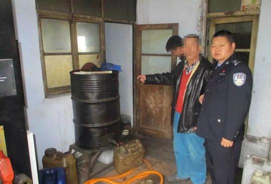 大同市恒安新区公安分局查处一黑加油站！抓获嫌疑人1名、查扣加油机1台、储油罐1个、油桶6个……