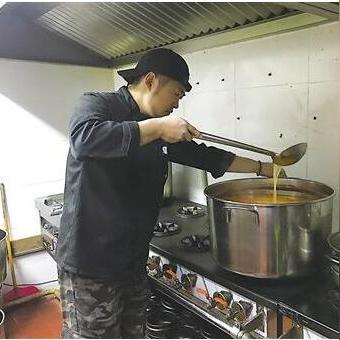 重庆足球运动员年薪的长尾关键词有什么