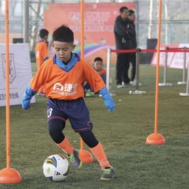 孩子怎么练习颠足球
