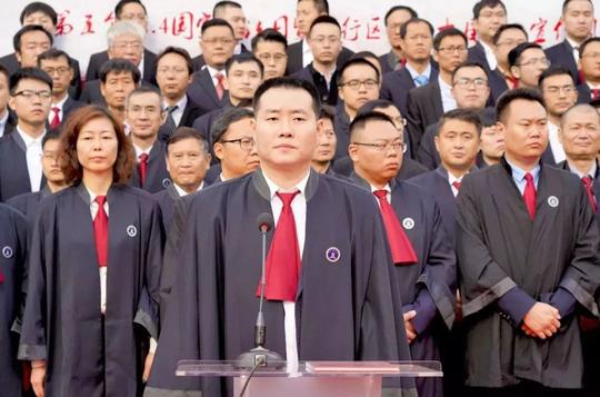 闵行区开展“宪法宣传周”律师集体宣誓活动