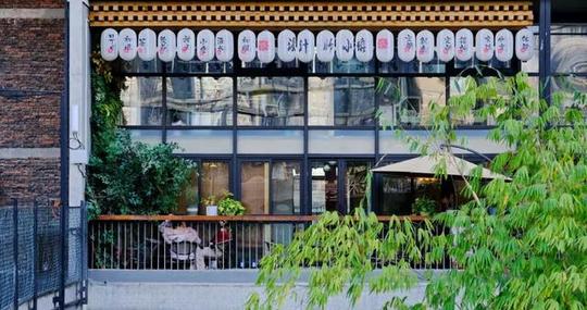 穿过金黄的银杏，这座充满设计感的大院里，满是成都人的悠哉