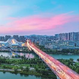 长沙市岳麓区，在长沙哪个位置？离市中心远吗？