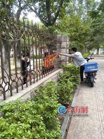 铁栅栏还是木栅栏