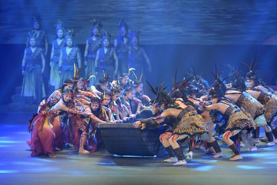 湖北民族风情歌舞诗《龙船调的故乡》首演