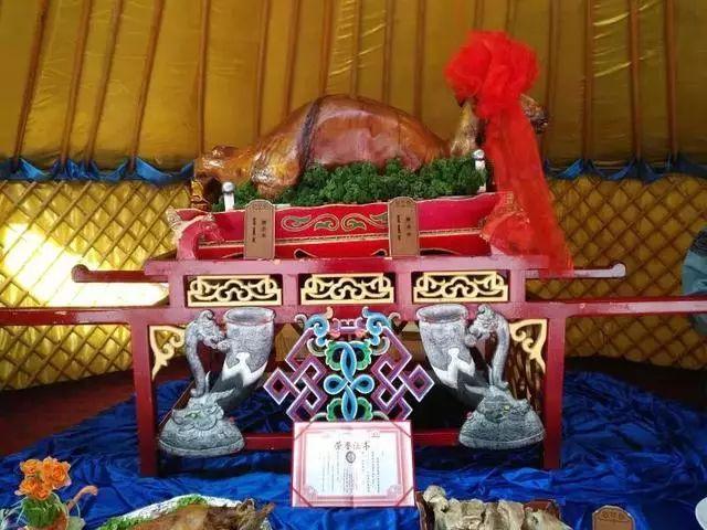 阿拉善传统美食是什么（草原上的美景是怎样的）