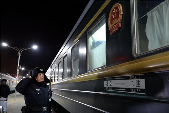 跟拍“淘金列车”上的中国警察，他们送您到国门