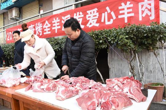 郑州“羊肉哥”街头赠肉第9年：去年生意亏了，但羊肉还会送下去