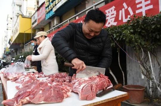 郑州“羊肉哥”街头赠肉第9年：去年生意亏了，但羊肉还会送下去