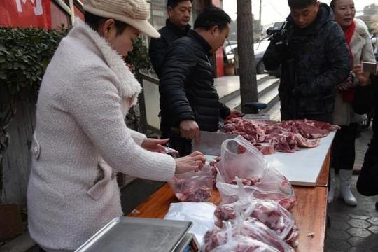 郑州“羊肉哥”街头赠肉第9年：去年生意亏了，但羊肉还会送下去