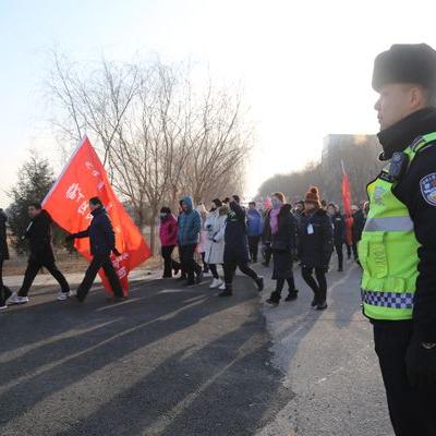 足球爬行游戏怎么玩