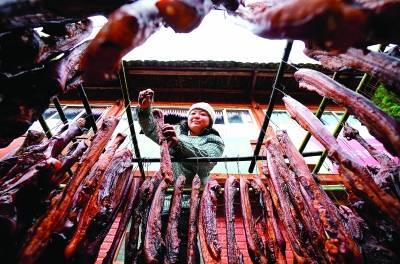 年关近，腊味香！龙胜女子制作腊味远销各地，年收入40多万元