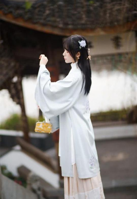 徐娇写真古意盎然，两套华服犹如穿越千年，真正的“国风美少女”