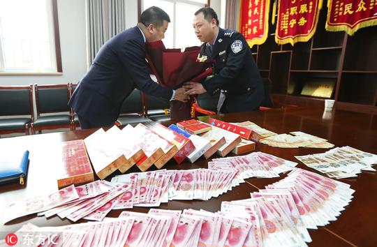 10万元被盗48小时追回，失主落泪：不相信钱能找到