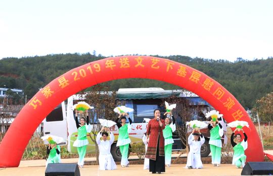 “送文艺演出进基层”走进老店镇