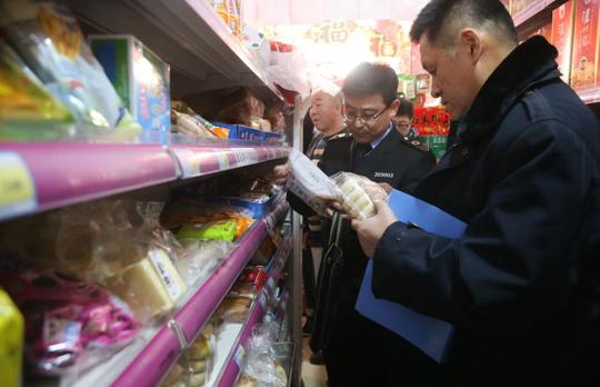 龙王塘的这家拉面馆，后厨简直让人无语……执法人员：关停！