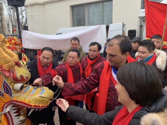 九侨团同庆齐祝猪年大吉法华商家兴高采烈喜迎财神