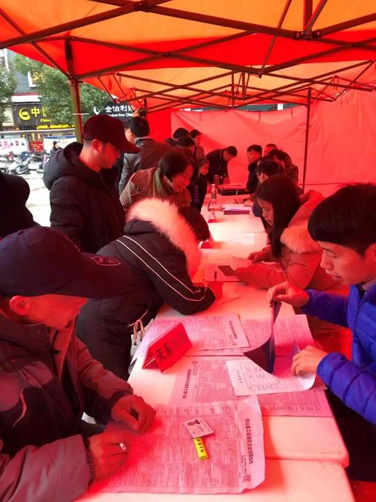 铅山县举办2019年“春风行动”园区企业专场招聘会